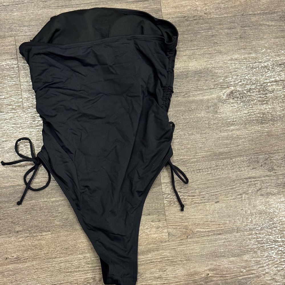 Elegant Black Ruched strapless Women's Swimsuit - Picture 3 of 3